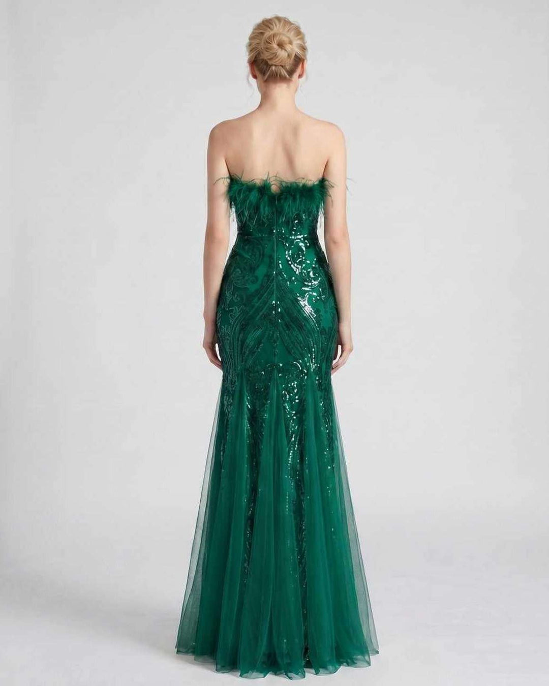 Vestido de gala, lentejuelas y plumas, estilo sirena. Una prenda que cautiva.