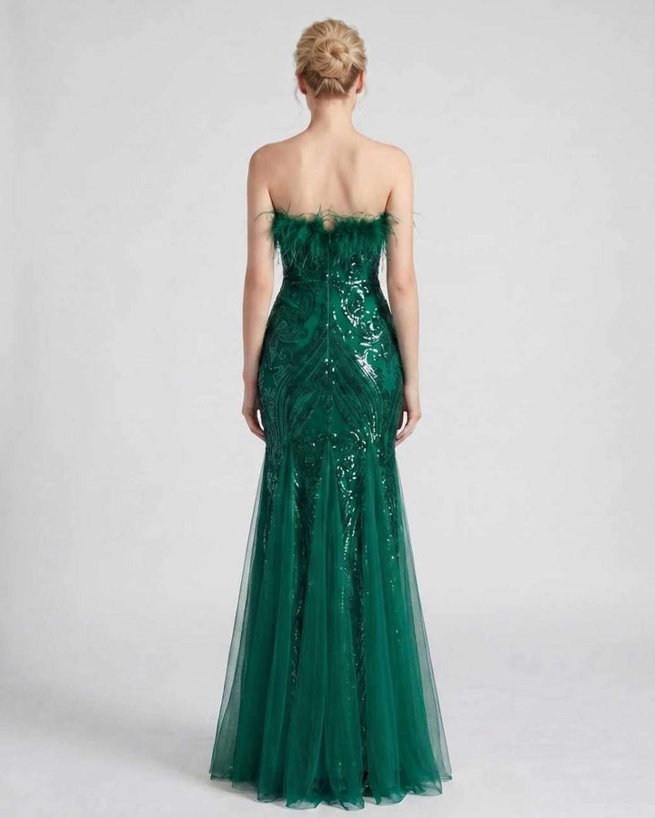 Vestido de gala, lentejuelas y plumas, estilo sirena. Una prenda que cautiva.