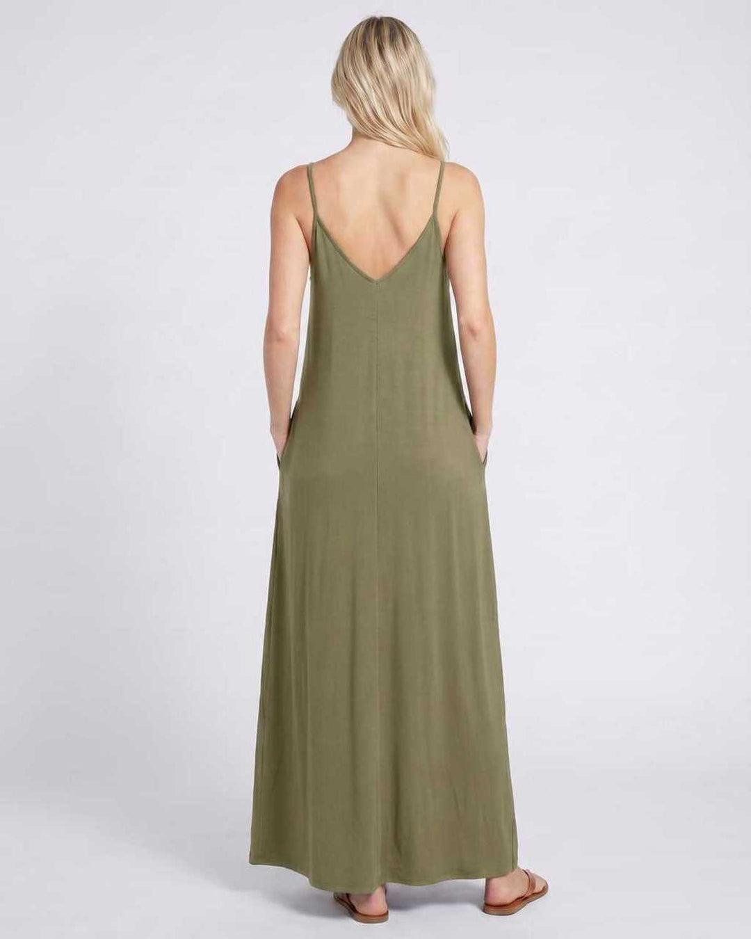 Vestido largo femenino con escote V y bolsillos, perfecto para un verano fresco.