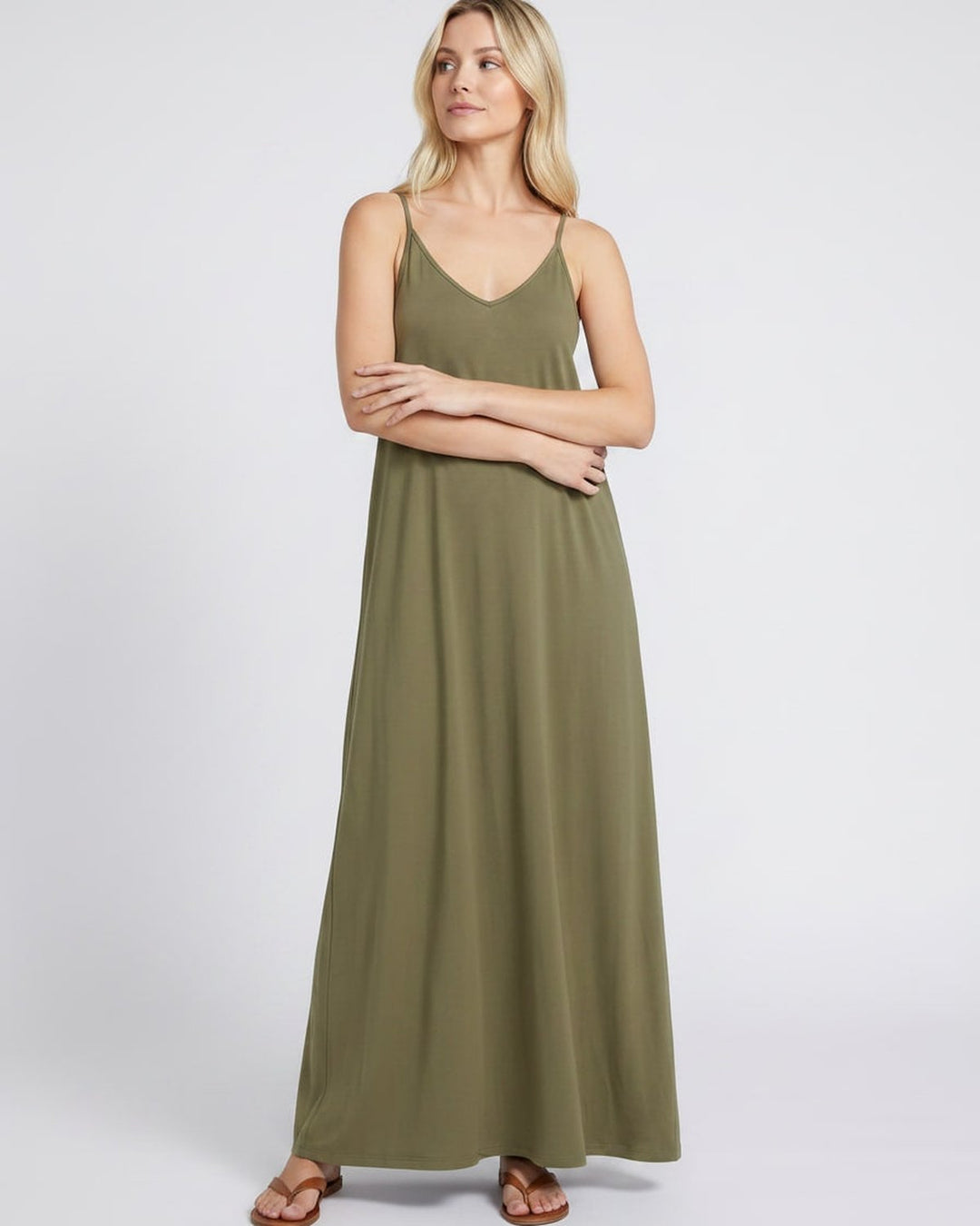 Maxi vestido de mujer con escote V y bolsillos, ideal para un look casual de verano.
