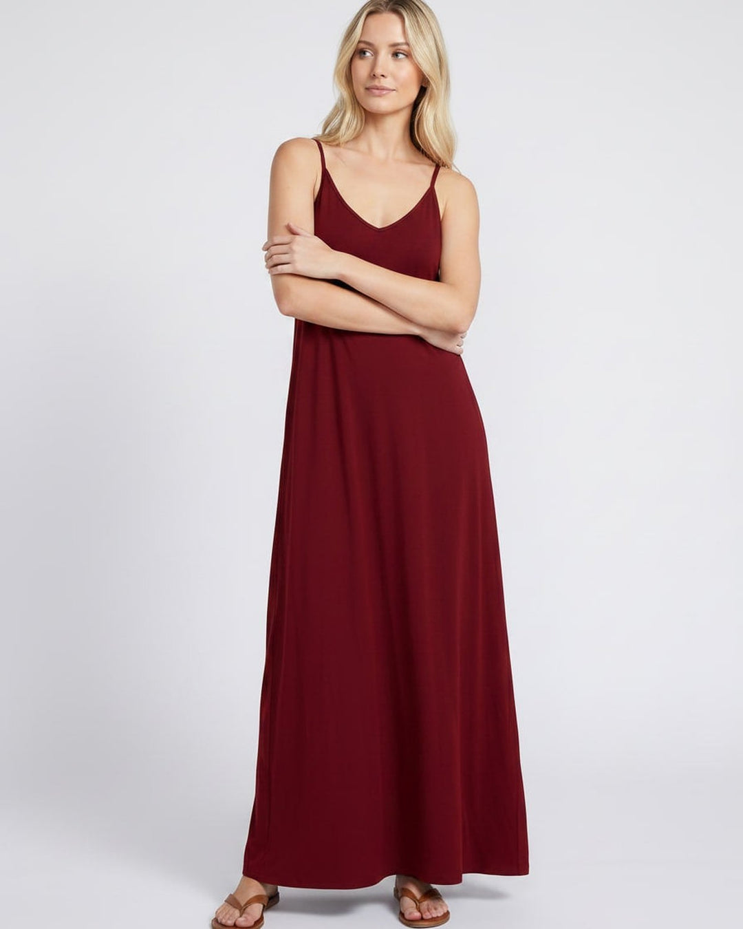 Maxi vestido sin mangas, escote V y bolsillos, perfecto para paseos de verano.