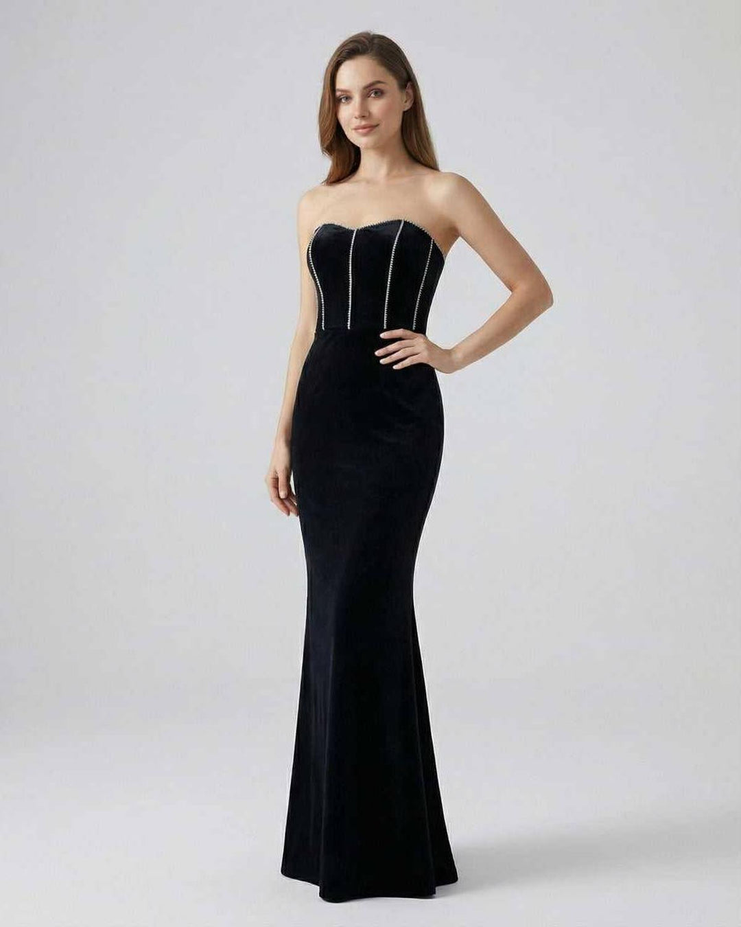Sofisticado vestido maxi blanco para mujer, elegante y sin tirantes. Ideal para eventos de noche, cócteles o fiestas.