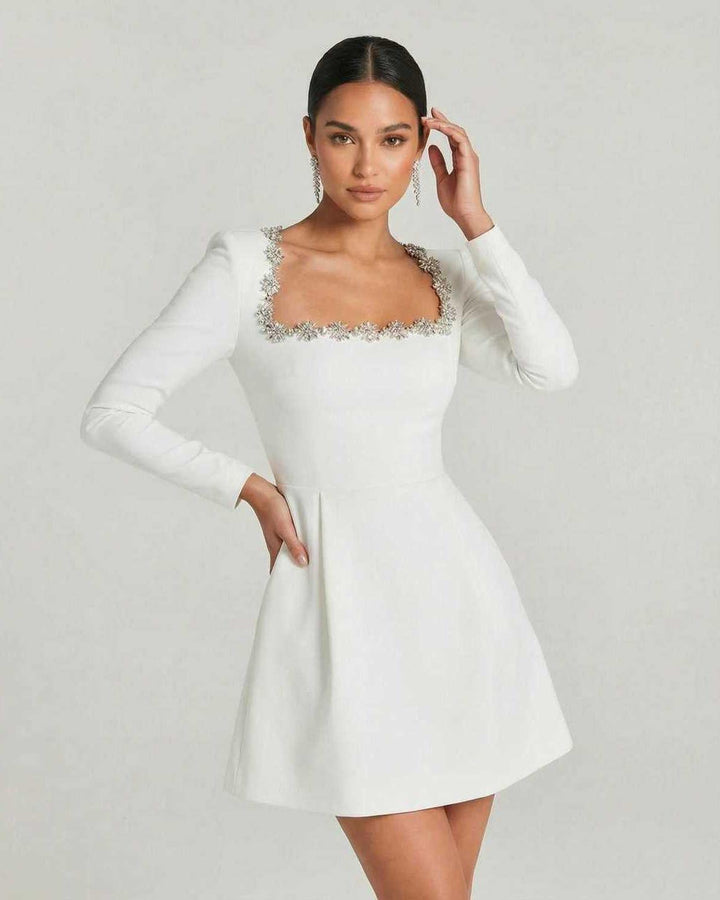 Elegante vestido mini blanco para mujer, ideal para fiesta o cóctel. Cuello cuadrado y favorecedor corte A-line.