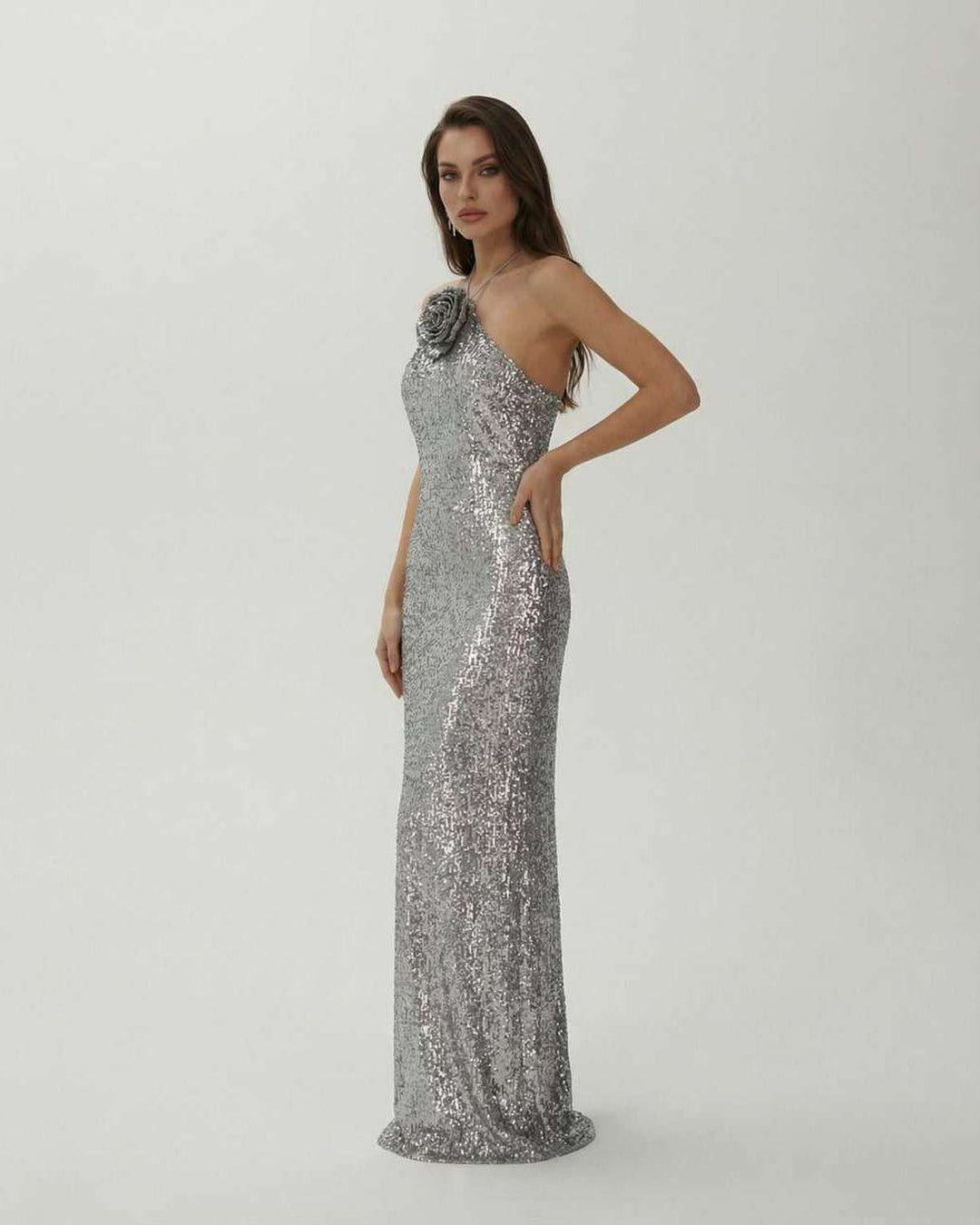 Elegante vestido maxi de fiesta para mujer con deslumbrantes lentejuelas plateadas. Diseño sofisticado para noche de gala.