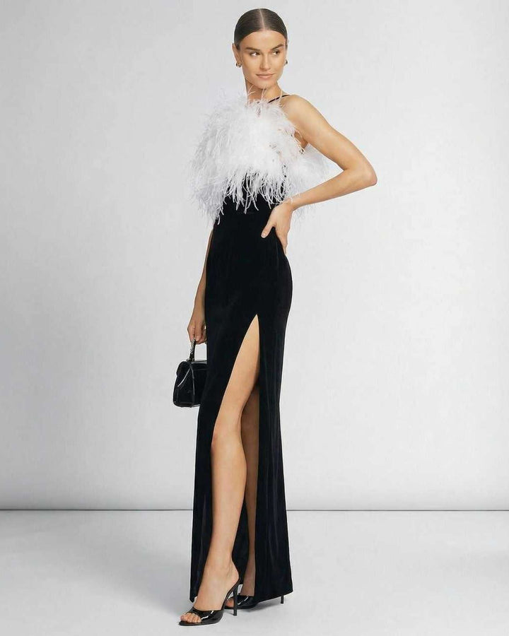 Magnífico vestido maxi celeste con apliques de plumas en el escote halter, ideal para eventos de gala.