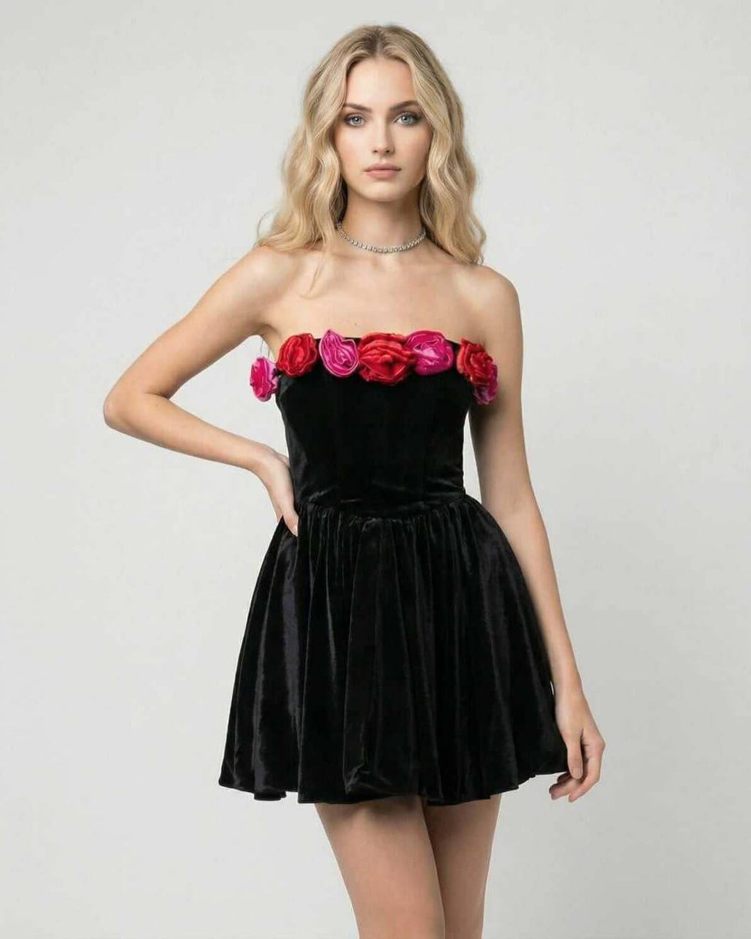 Vestido mini floral sin tirantes de moda para mujer, estilo elegante para cócteles y galas.