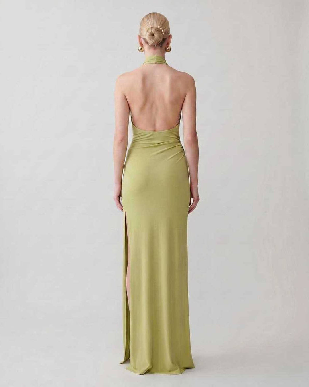 Vestido largo de noche sin mangas para mujer, diseño cuello halter, silueta columna.