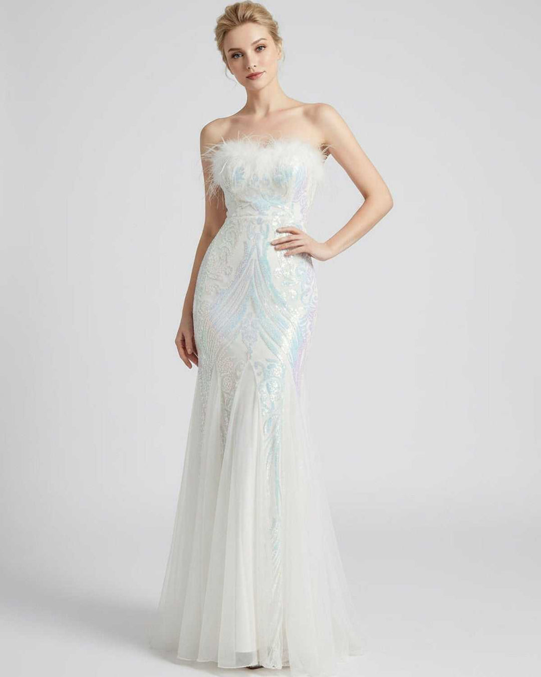 Maxi vestido off-shoulder con lentejuelas y plumas, ideal para invitada de boda.