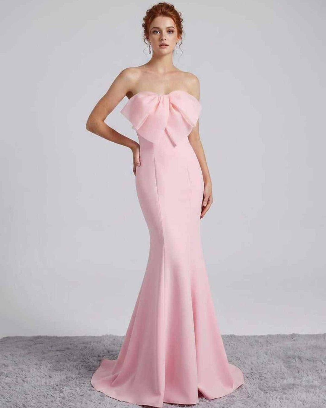 Moda femenina: vestido de noche largo y elegante con silueta de sirena.