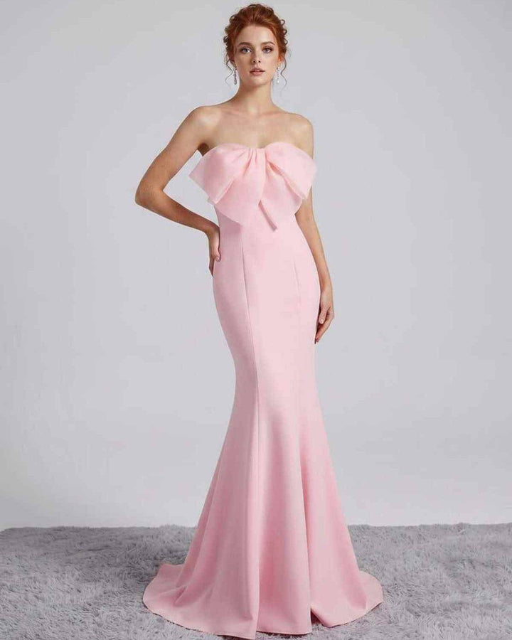 Moda femenina: vestido de noche largo y elegante con silueta de sirena.