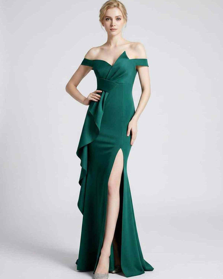 Vestido de noche estilo sirena, sin mangas. Diseño esculpido para eventos formales.
