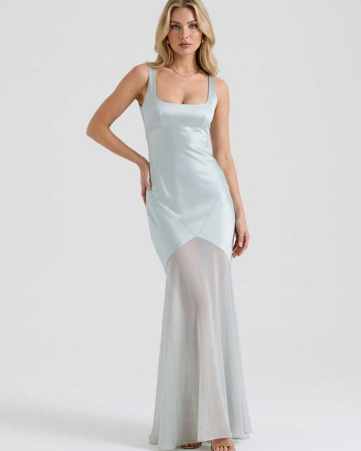 Vestido de noche versátil, sin mangas y cuello cuadrado, perfecto para fiestas y cenas formales.
