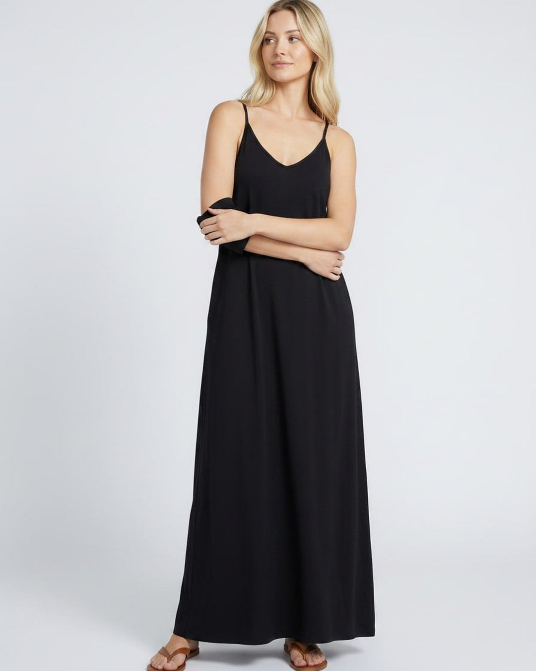 Maxi vestido femenino con escote en V, cómodo y con bolsillos para el verano.