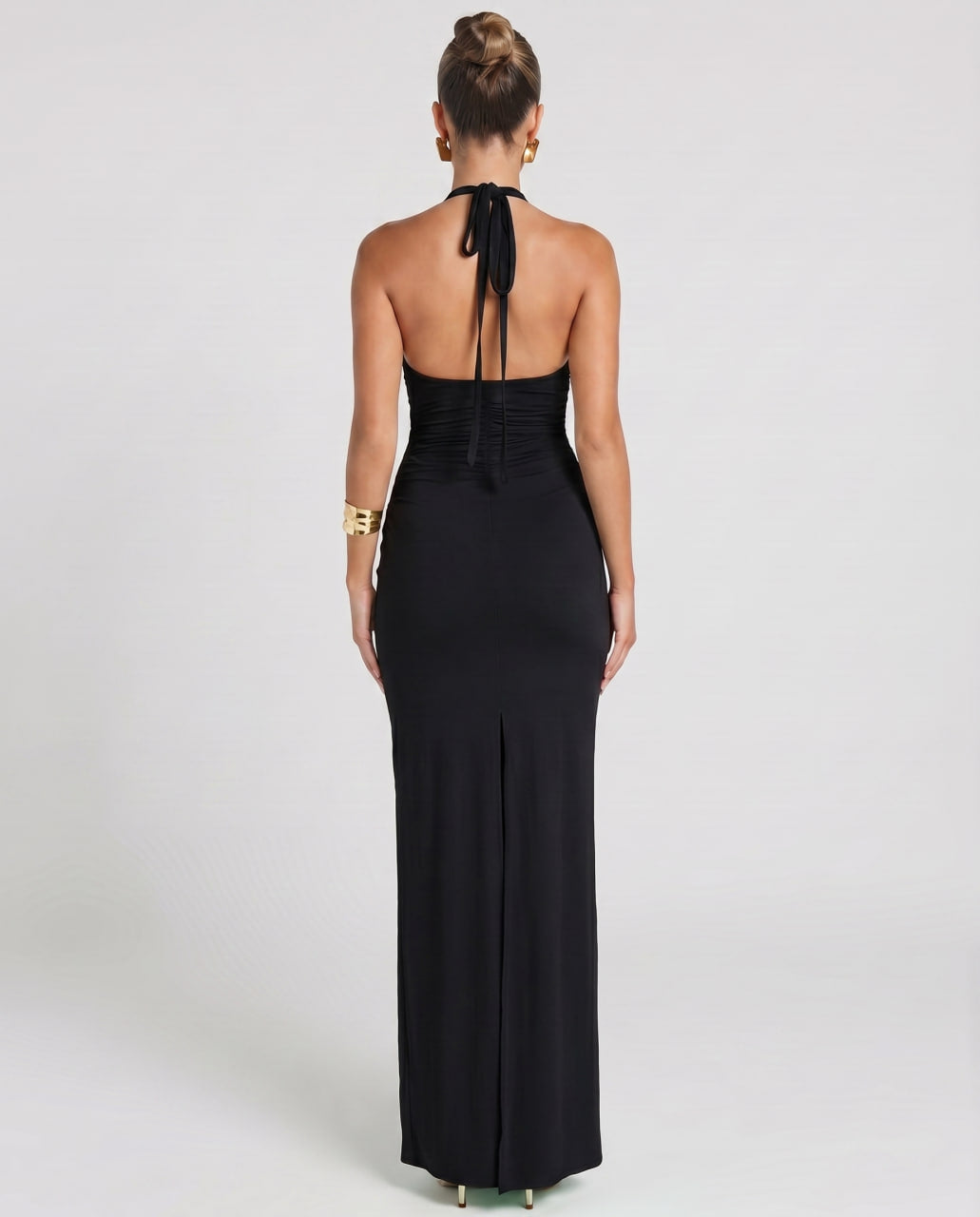 Ropa de fiesta: vestido maxi elegante con escote V y diseño sin mangas.