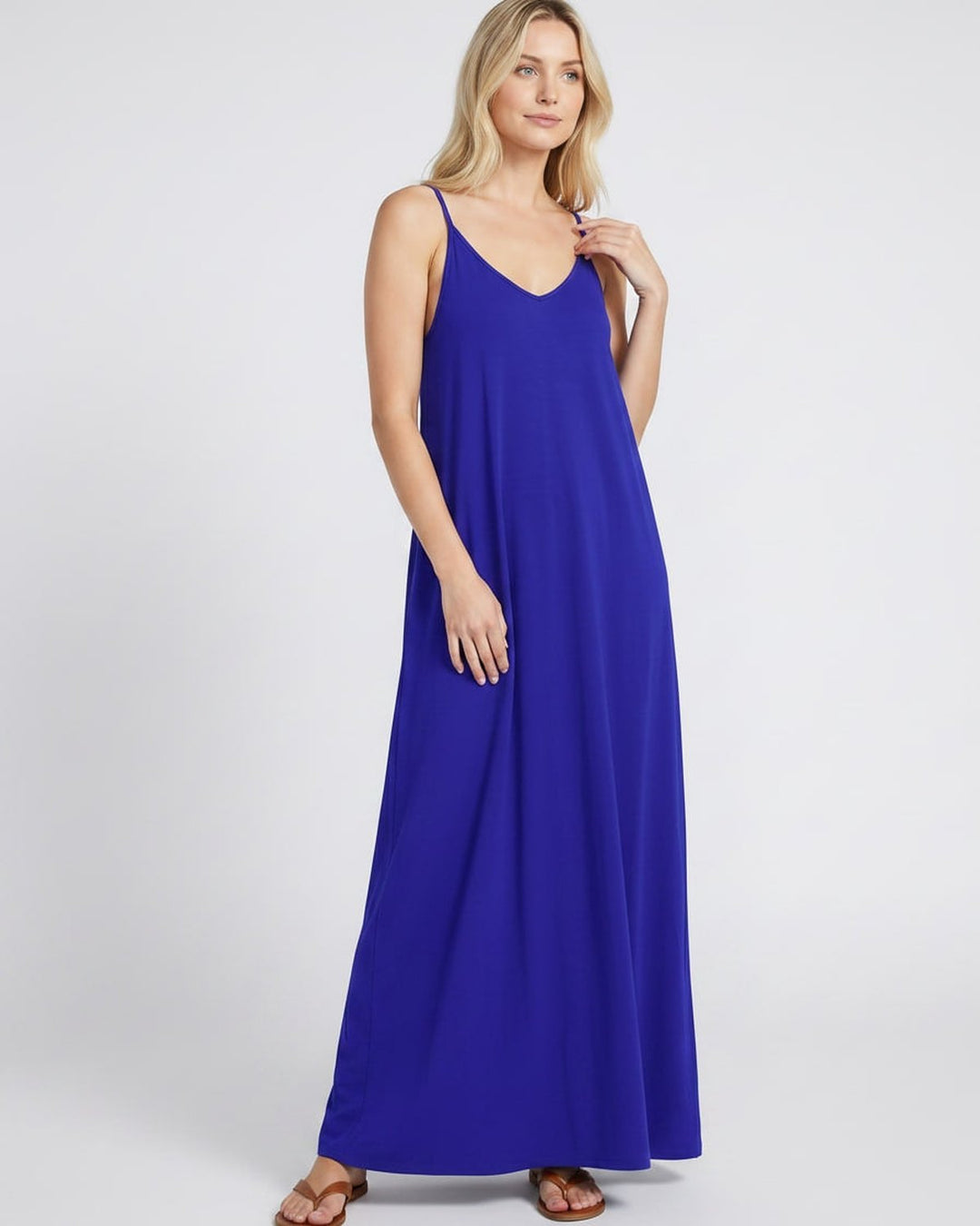 Vestido de mujer de verano, largo, con escote V, bolsillos y un toque elegante.