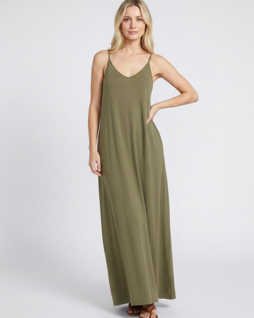 Atuendo de mujer: vestido maxi con escote V y bolsillos, ideal para vacaciones.