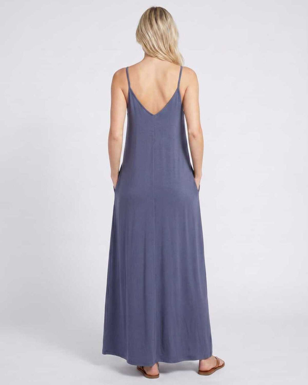 Vestido largo de verano con escote V y bolsillos, ideal para un día relajado.