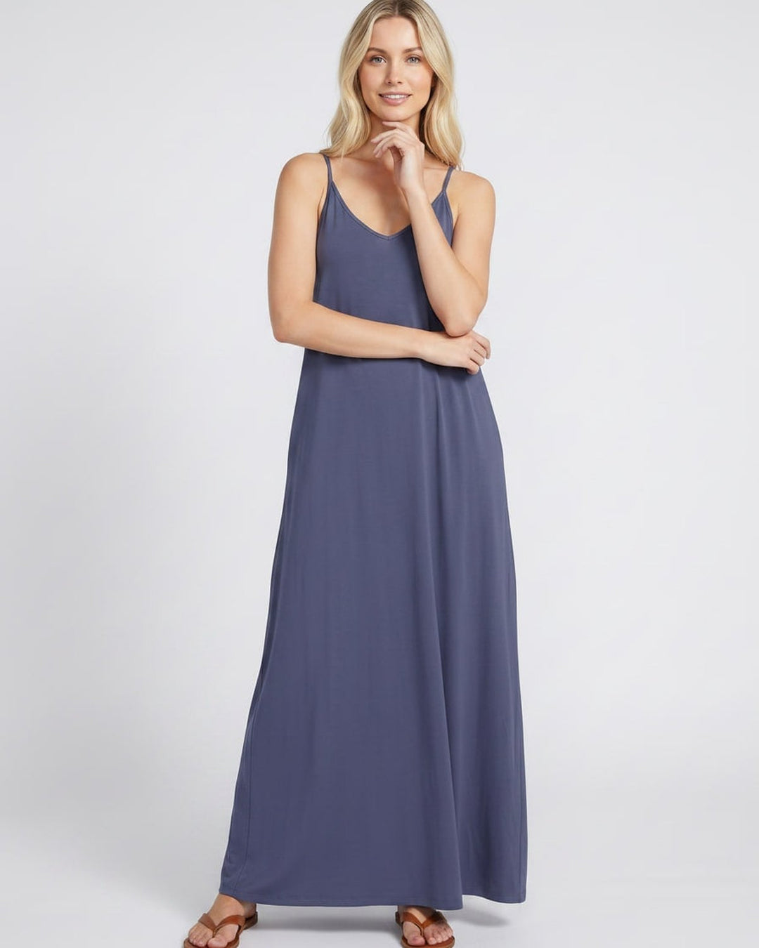 Maxi vestido femenino con escote V, bolsillos y estilo cómodo para el verano.