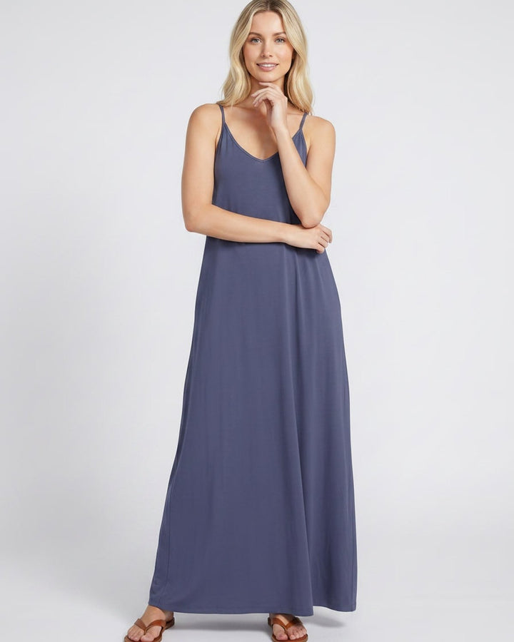 Maxi vestido femenino con escote V, bolsillos y estilo cómodo para el verano.