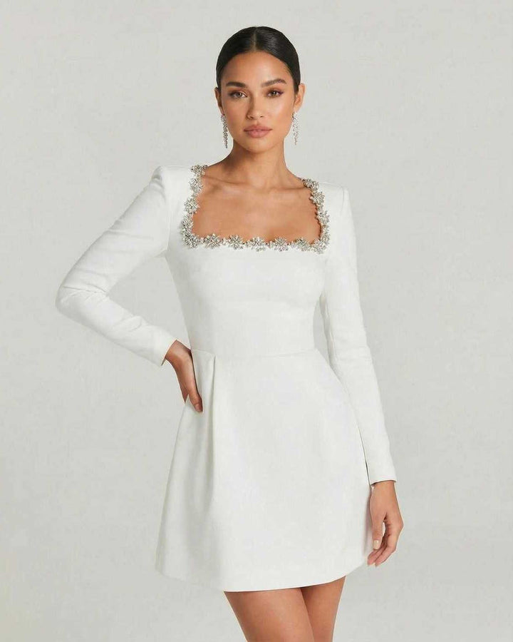 Sofisticado vestido mini blanco de mujer con cuello cuadrado y manga larga. Estilo chic y moderno para eventos.