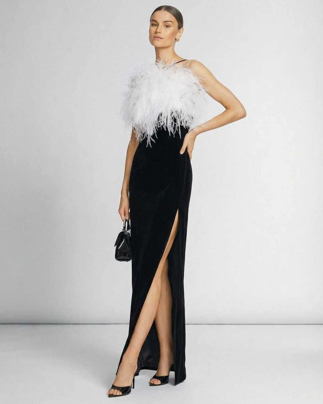 Vestido maxi celeste formal para mujer, con diseño halter y plumas. Perfecto para fiesta o cena elegante.