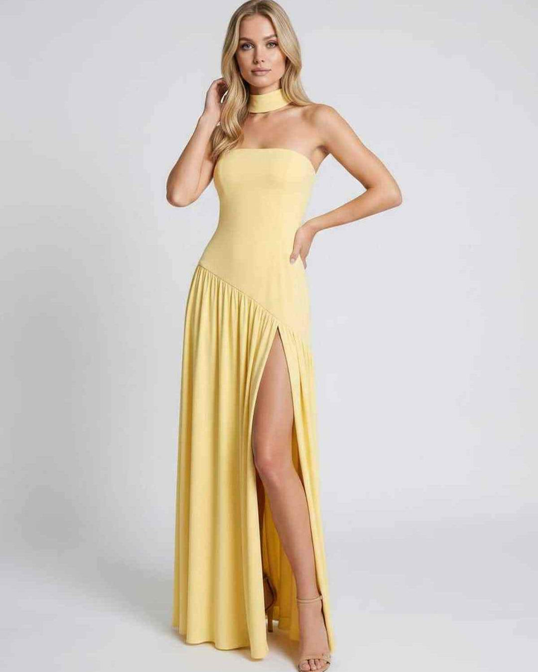 Moda femenina: vestido sin tirantes elegante. Estilo maxi, ideal para fiestas, bodas y ocasiones formales.