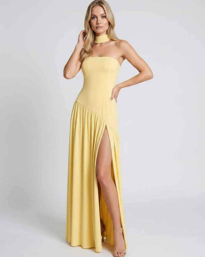 Moda femenina: vestido sin tirantes elegante. Estilo maxi, ideal para fiestas, bodas y ocasiones formales.