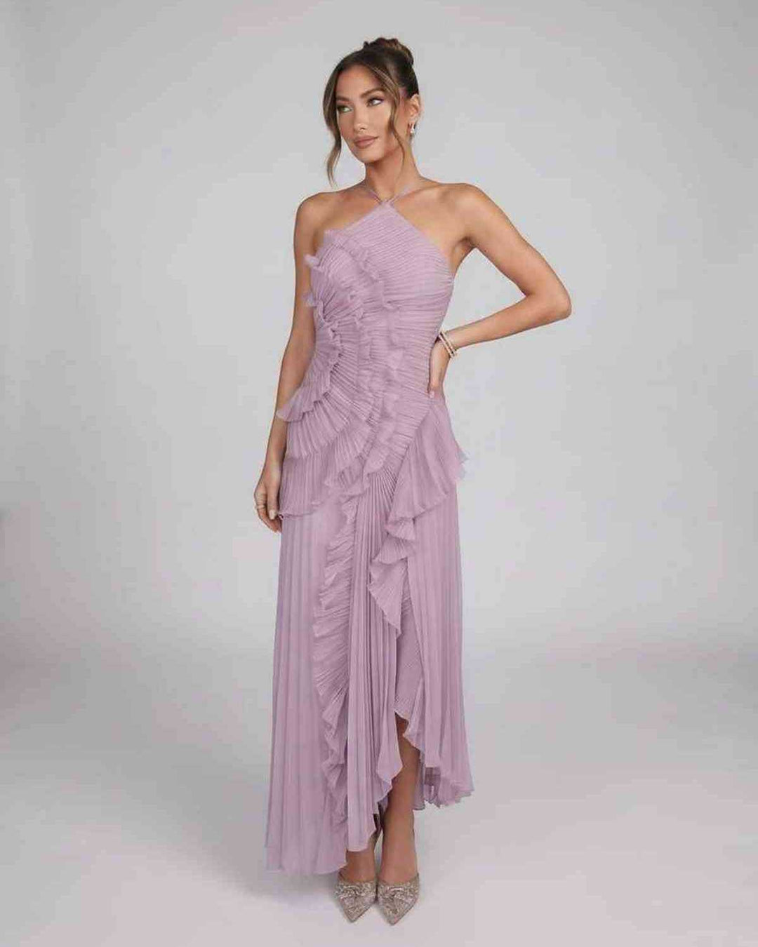 Vestido maxi asimétrico elegante para mujer, cuello halter y corte fluido, ideal para fiesta.
