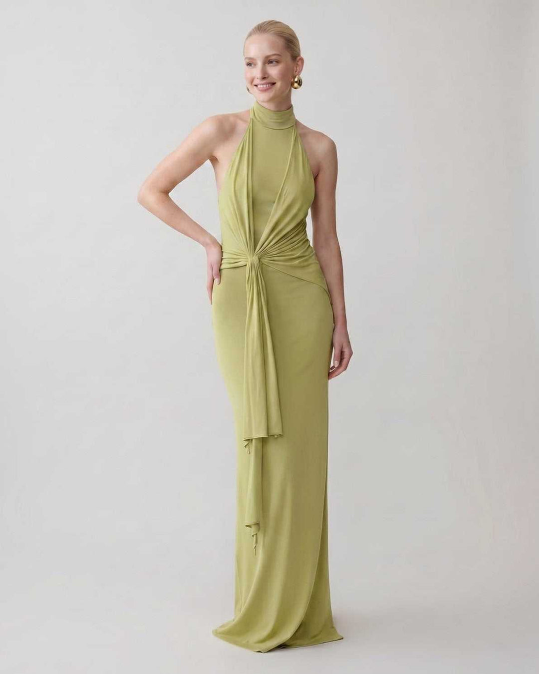 Vestido de fiesta para mujer, cuello halter, silueta estilizada y sofisticada.