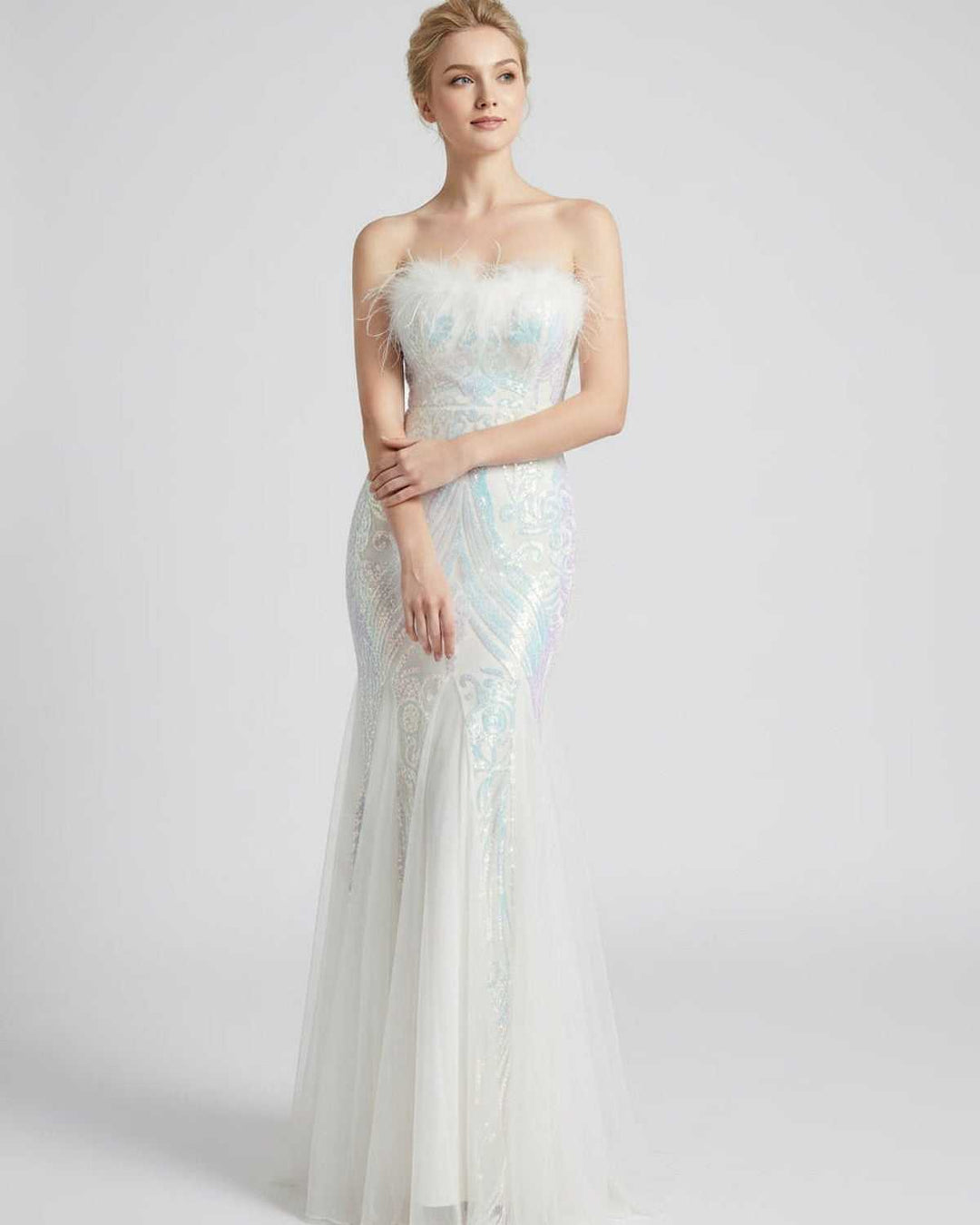 Elegante vestido de fiesta, silueta sirena, con lentejuelas y adornos de plumas.