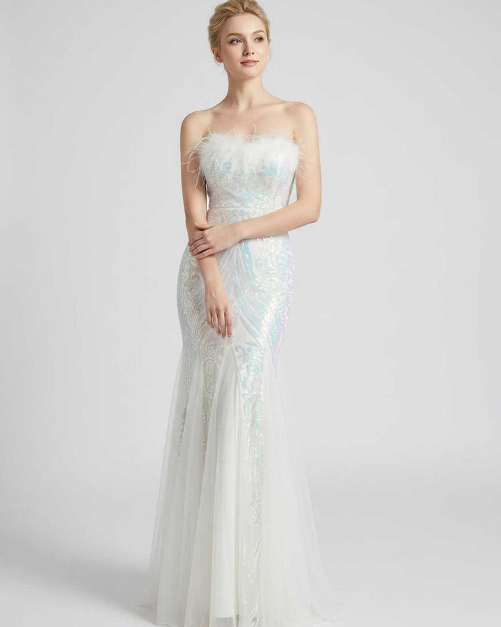 Elegante vestido de fiesta, silueta sirena, con lentejuelas y adornos de plumas.