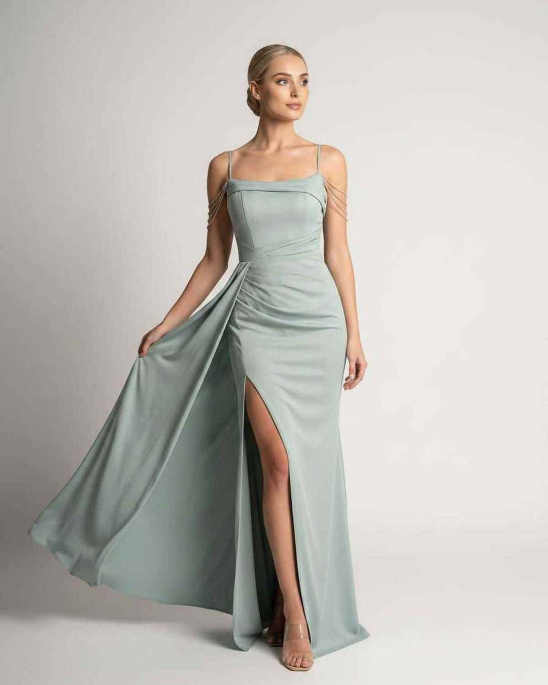Maxi vestido formal con tirantes finos, perfecto para cocteles y galas.