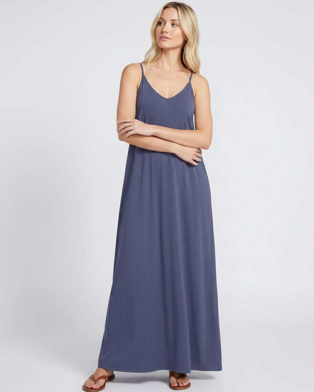 Atuendo casual de verano: vestido maxi con escote V y bolsillos, un básico para mujer.