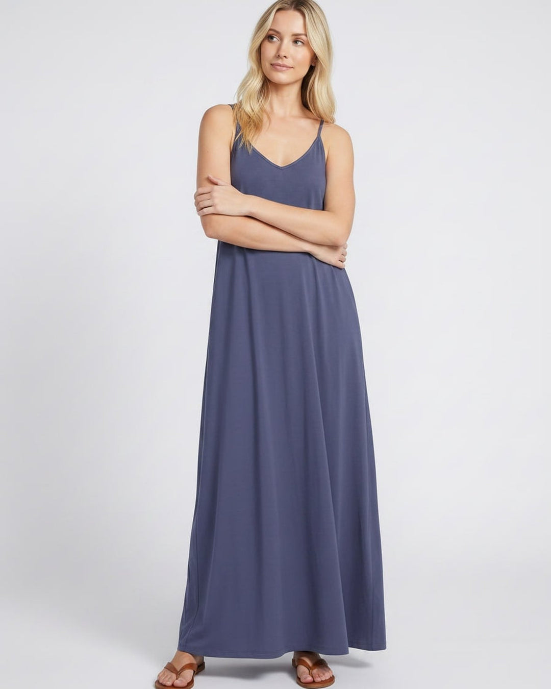 Vestido elegante con escote V y bolsillos, maxi y sin mangas, para noches de verano.