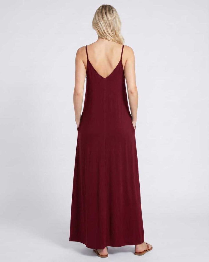 Vestido fluido con escote V y bolsillos, ideal para la playa y eventos de verano.
