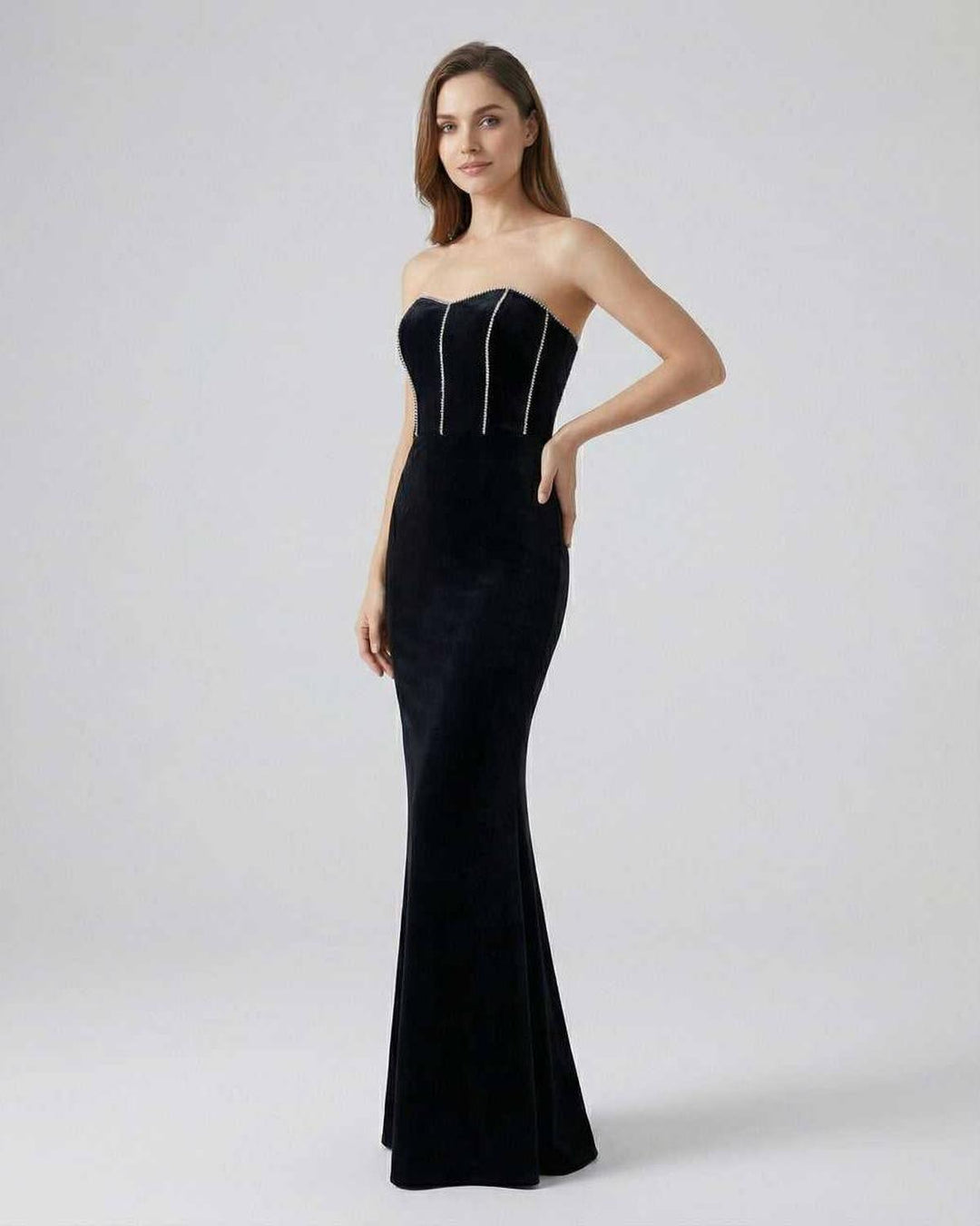 Maxi vestido blanco de fiesta para mujer. Diseño elegante sin tirantes, perfecto para noche y ocasiones formales.