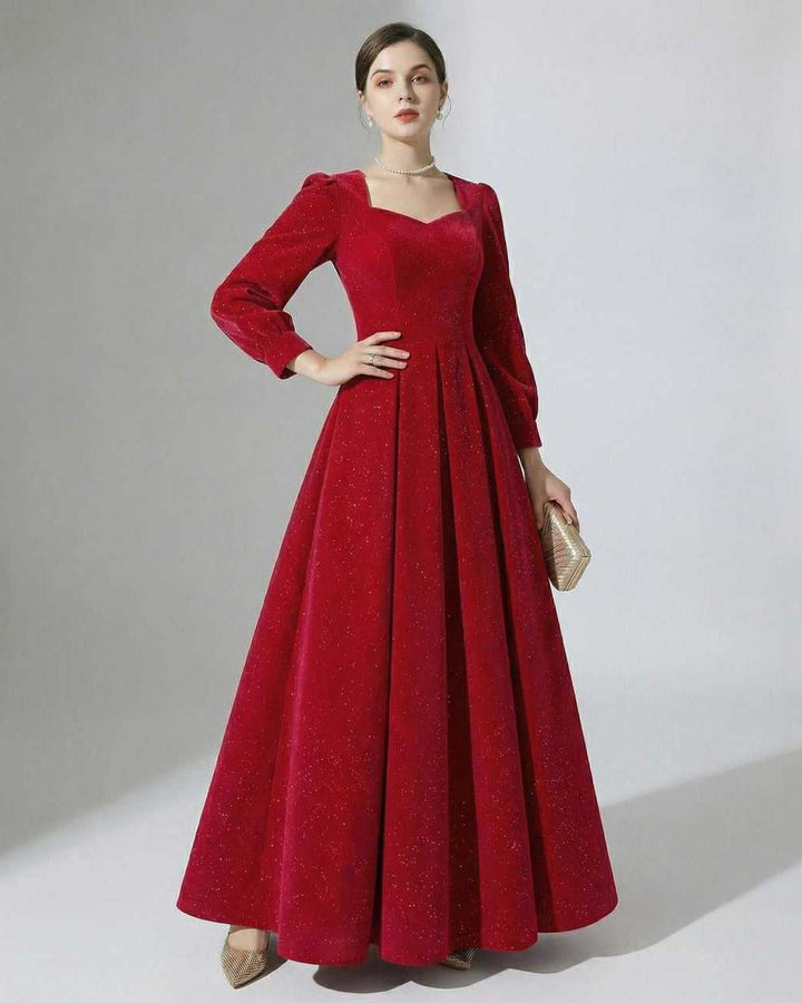 Vestido largo de mujer blanco para celebración, elegante y formal, con diseño de manga abullonada. Estilo noche.