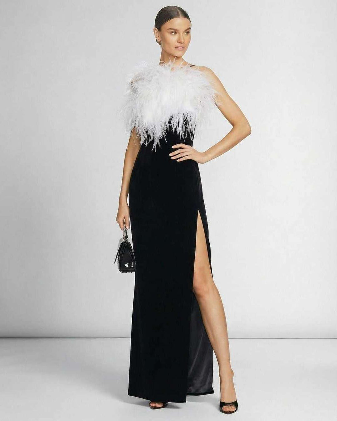 Vestido maxi celeste de mujer, escote halter con plumas. Ideal para eventos de gala, formal y sofisticado.
