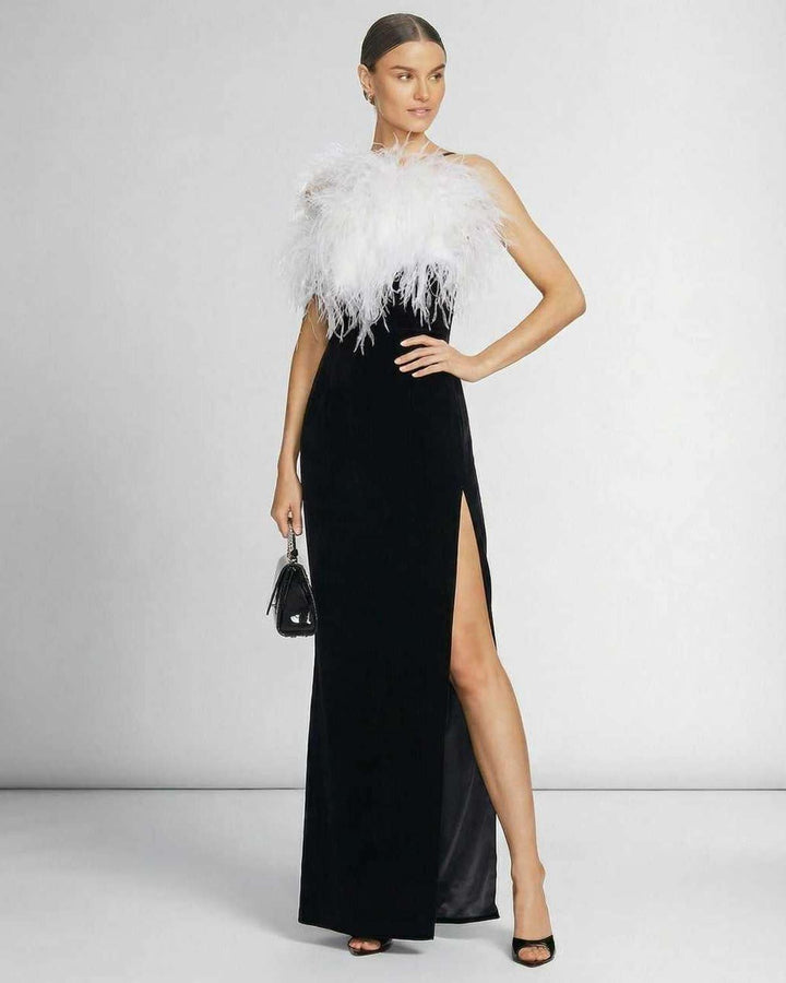 Vestido maxi celeste de mujer, escote halter con plumas. Ideal para eventos de gala, formal y sofisticado.