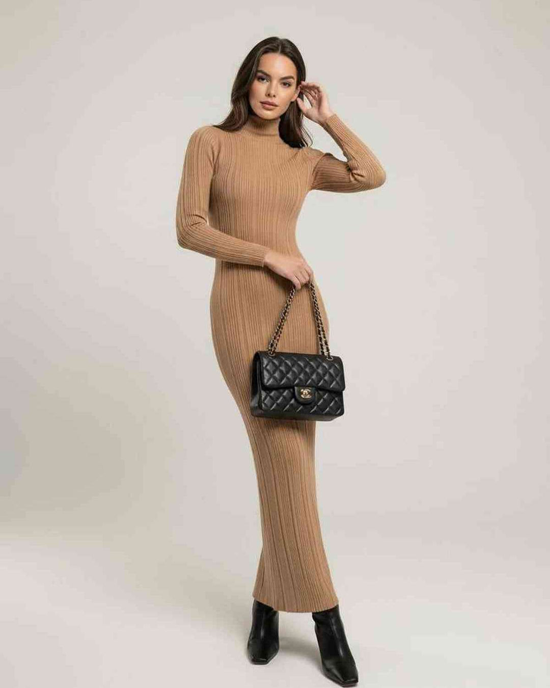 Vestido largo acanalado beige para mujer. El Vestido Sienna con cuello alto, elegante y minimalista.