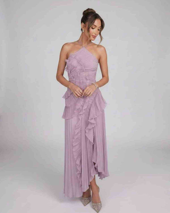 Vestido largo asimétrico con movimiento, ideal para fiestas y ocasiones especiales de mujer.