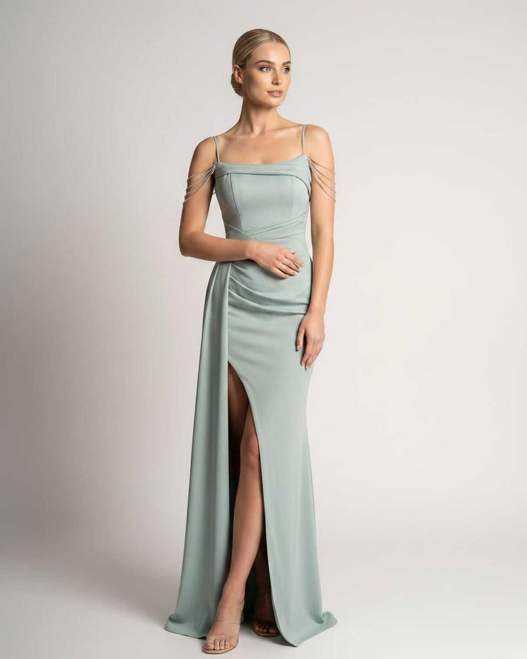 Vestido de noche elegante para mujer, ideal para ocasiones especiales formales.