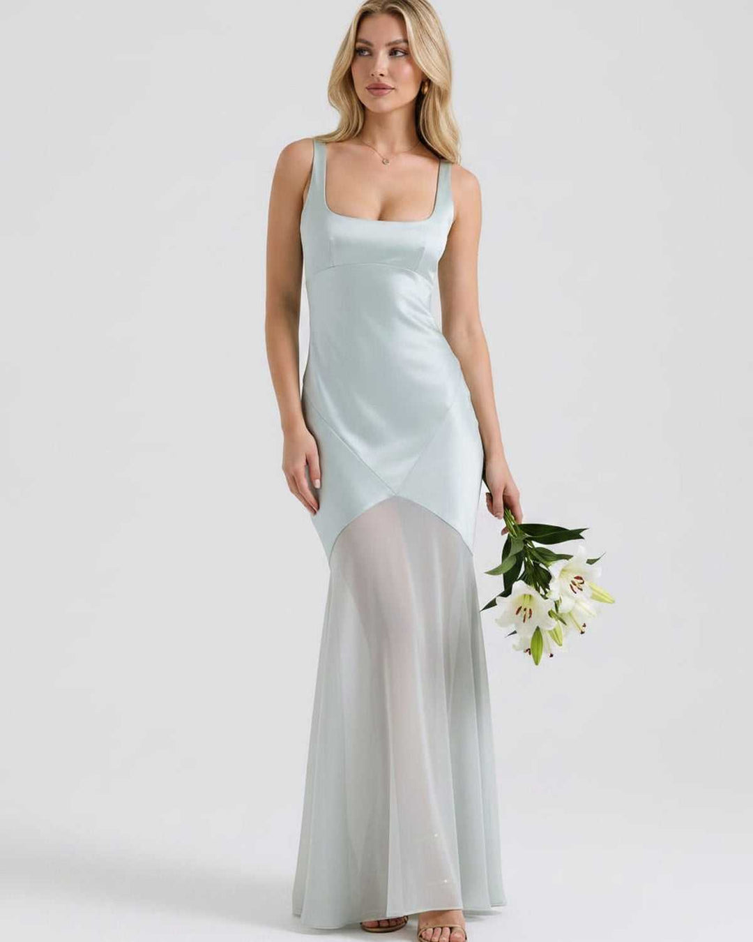 Vestido de fiesta largo y fluido, cuello cuadrado, ideal para cócteles y ocasiones especiales de verano.