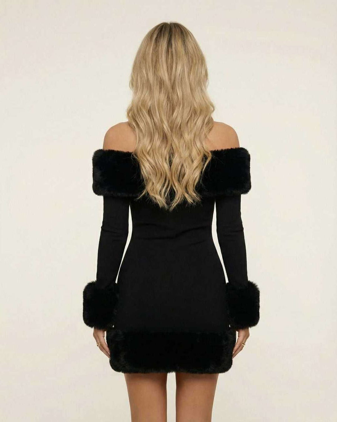 Vestido corto off-shoulder chic para mujer. Silueta ajustada, ideal para celebración y moda de otoño.