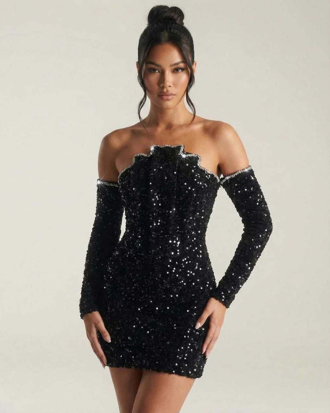 Vestido mini de fiesta celeste brillante con escote asimétrico, ideal para mujer elegante en ocasión especial.