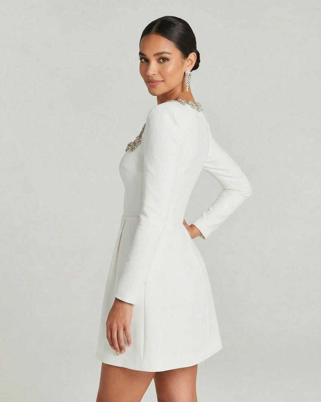 Vestido mini blanco elegante de mujer con cuello cuadrado. Corte A-line que favorece la figura para eventos.