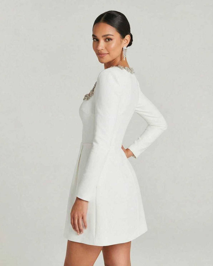 Vestido mini blanco elegante de mujer con cuello cuadrado. Corte A-line que favorece la figura para eventos.