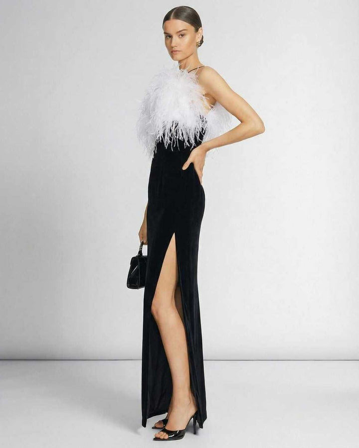 Vestido maxi celeste de mujer, corte halter y sin mangas, con delicadas plumas. Ideal para noches de fiesta.
