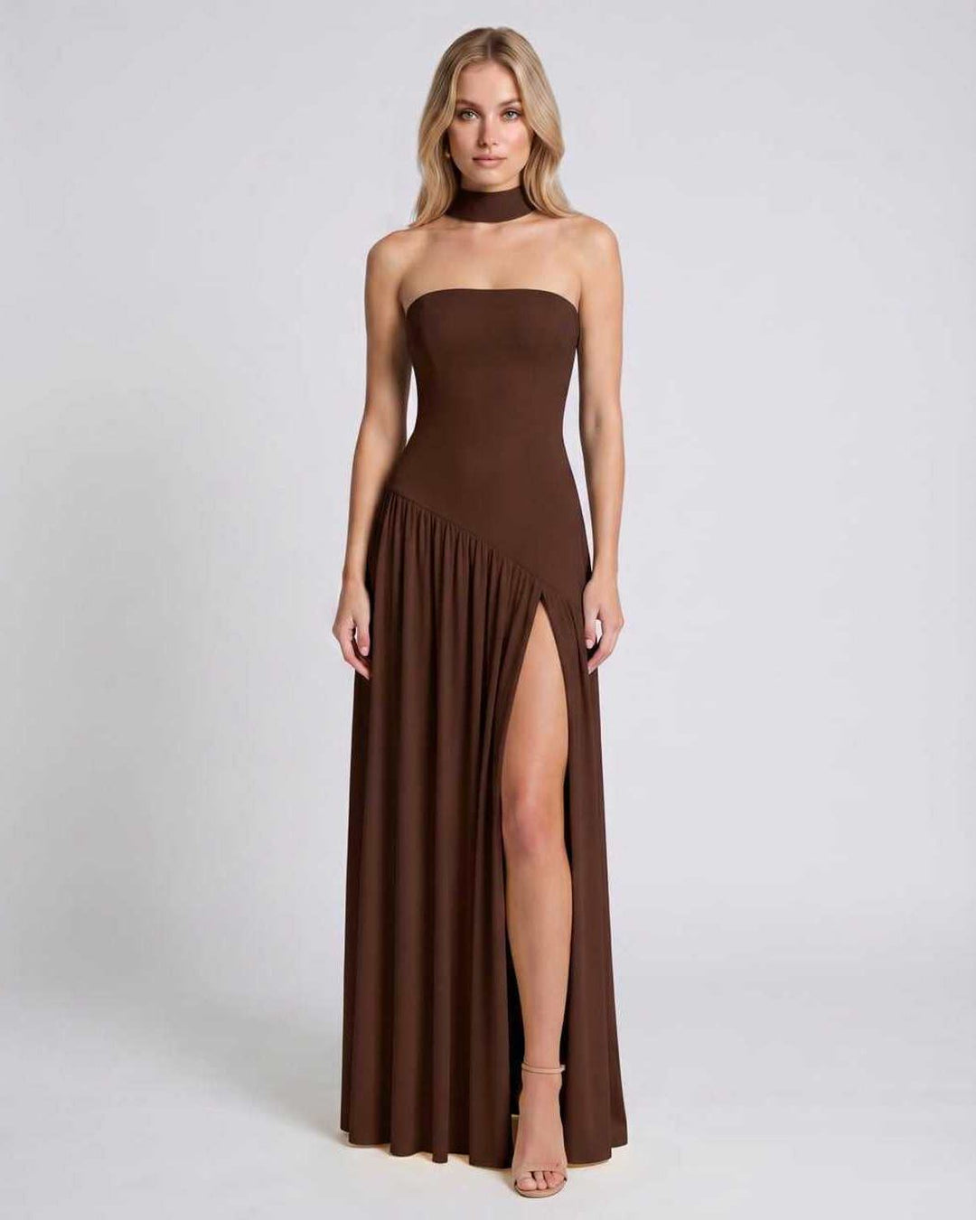 Vestido maxi elegante mujer, sin tirantes, abertura alta. Ideal para eventos formales y moda de verano.