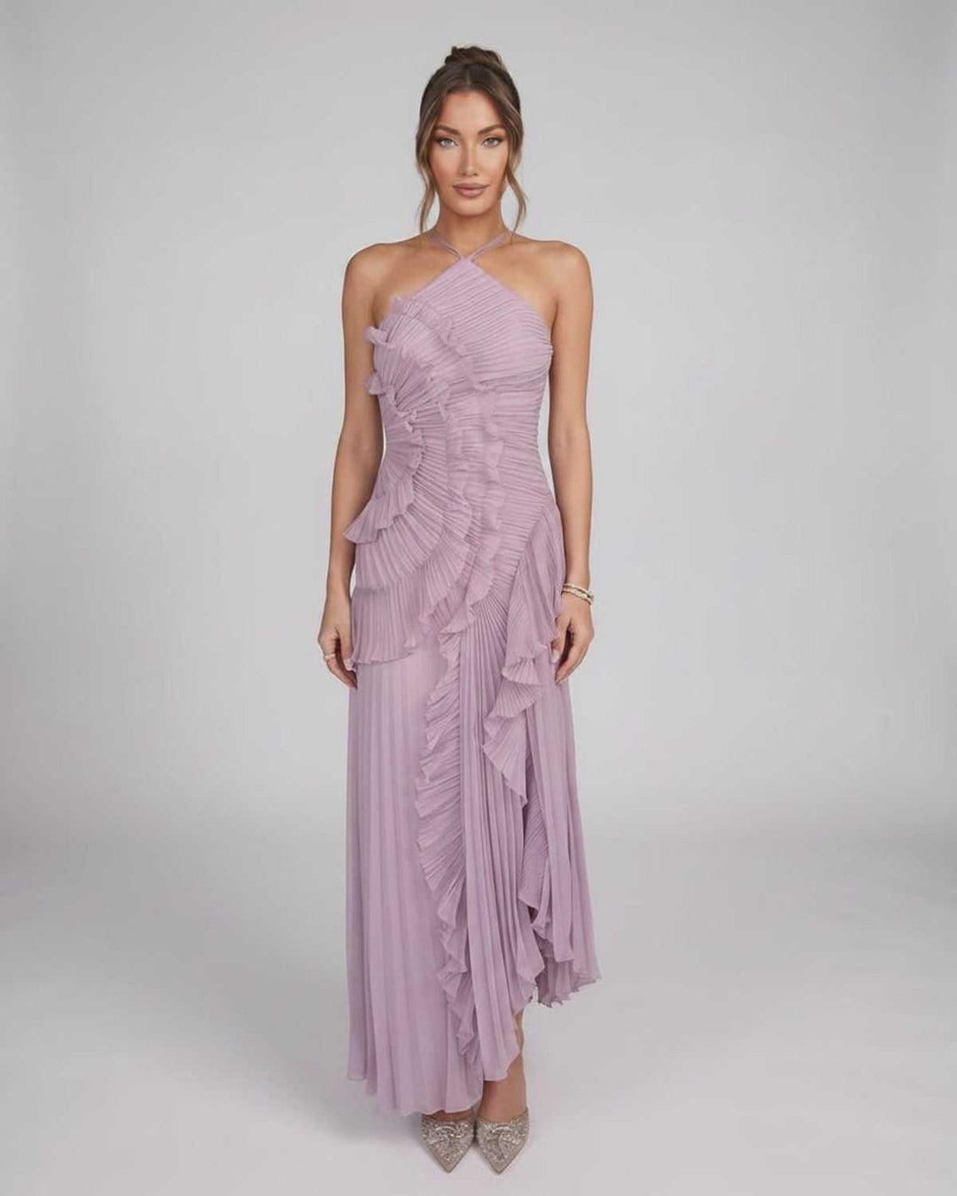 Vestido maxi de mujer con cuello halter asimétrico, perfecto para verano y eventos elegantes.